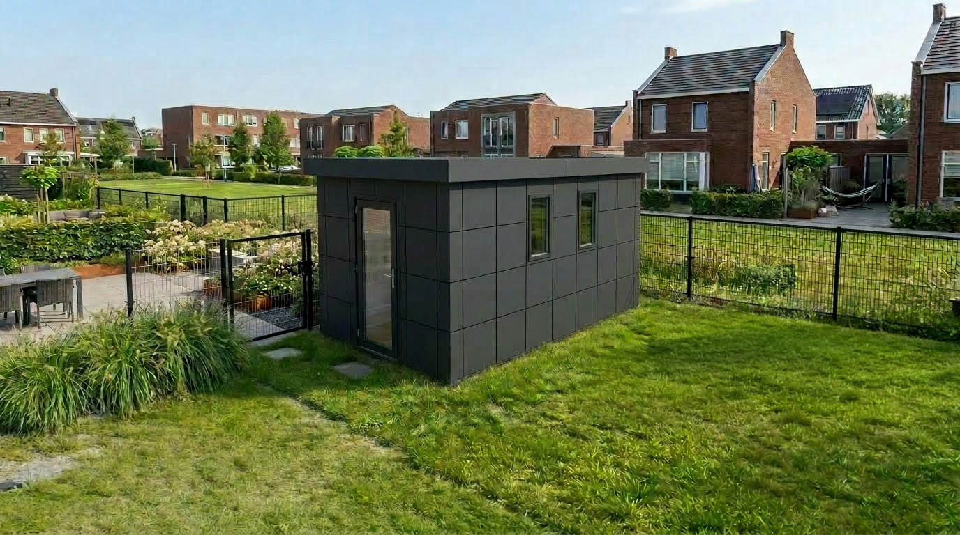 Middelgrote Kinsaa schuur in tuin met gras
